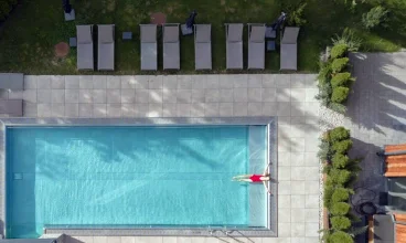 Resort posiada basen zewnętrzny z podgrzewaną wodą