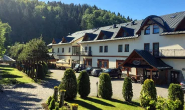 Piastun jest położony w południowej części Krynicy, pod lasem