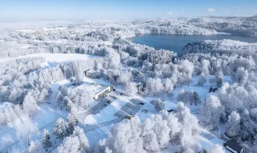 Hotel Dobczyce*** położony jest na Górze Jałowcowej