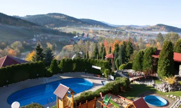 Obiekt jest otoczony górami i lasami Beskidu Żywieckiego