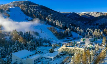 Hotel jest położony wprost przy stoku narciarskim