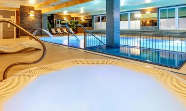 Tuż obok basenu jest też wanna jacuzzi