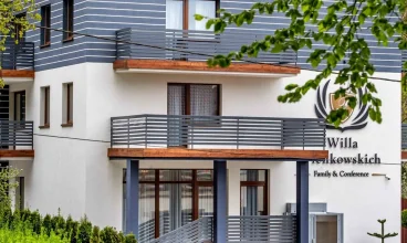 Willa sąsiaduje z Lasami Chylońskimi, otoczony nadmorską zielenią