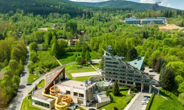 Obiekt jest położony wyjątkowo blisko wieży Sky Walk w Świeradowie
