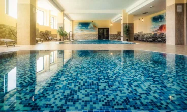 Strefa basenowa w Hotelu Tatra składa się z dużego basenu oraz brodzika