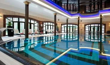 Sercem strefy wellness jest basen z panoramicznymi oknami i atrakcjami wodnymi