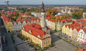 Od bolesławieckiego Rynku hotel dzieli zaledwie 350 m pieszo