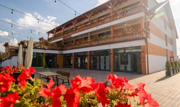 Obiekt mieści się przy ścieżce rowerowej i dobrej restauracji z polską kuchnią