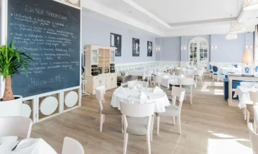 Hotelowa restauracja serwuje dania włoskie i polskie