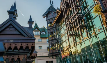 Hotel ciekawie łączy tradycyjne elementy z nowoczesną architekturą