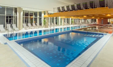 Hotel posiada przestronny kompleks basenowy i strefę wellness