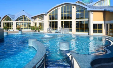 Hotel sąsiaduje bezpośrednio z pełnym atrakcji kompleksem termalnym