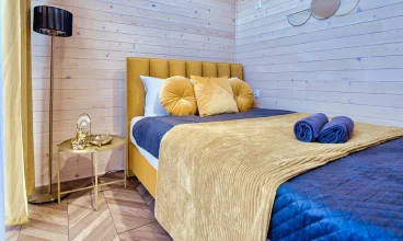 W jednej sypialni domku nr 1 mieści się podwójne łóżko