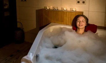 W hotelu jest sauna oraz różnorodne relaksujące kąpiele
