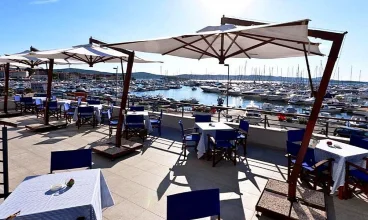 Hotel IN jest położony przy marinie