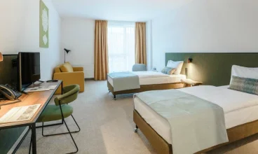 Pokoje są wyposażone w TV, WiFi, czajnik, żelazko, telefon i prywatną łazienkę