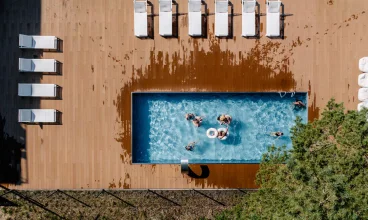 W pogodne dni goście wypoczywają na plaży lub w basenie