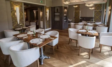 Hotel oferuje gościom pakiety ze śniadaniem i dodatkowo z obiadokolacją