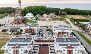 Apartamenty sąsiadują z latarnią morską w Niechorzu