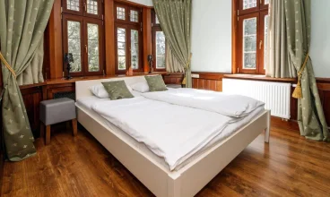 Na gości czekają tutaj wygodne pokoje i apartamenty