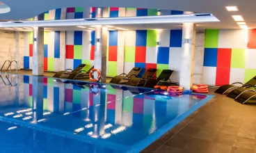 Obok basenu rozstawiono leżaki