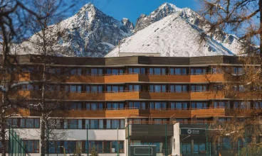 Kilka km od hotelu mieszczą się 2 ośrodki narciarskie na stokach Łomnicy