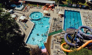 W ramach oferty goście mogą korzystać z kompleksu SPA & AQUAPARK