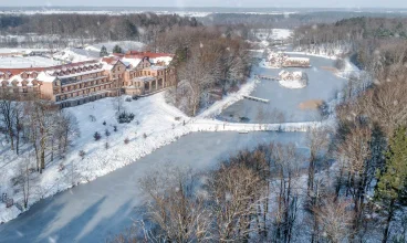 Dolina Charlotty Resort & SPA leży nad jeziorem i jest otoczona lasami