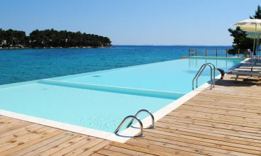 Crvena Luka Resort**** posiada piękny basen zewnętrzny typu infinity