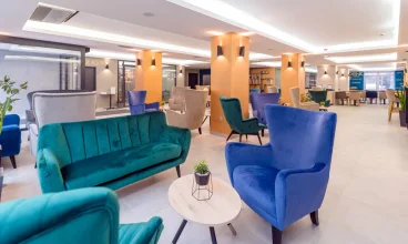 Hotel jest wygodnie zlokalizowany blisko stacji metra, przystanków i dworca