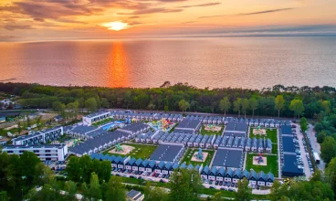 To duży rodzinny resort z mnóstwem atrakcji dla najmłodszych gości