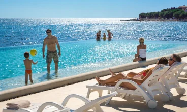 Hotel posiada baseny zewnętrzne oraz basen kryty