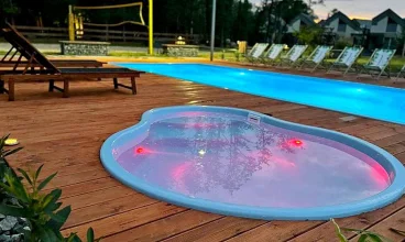 Dla gości przygotowano zewnętrzny basen z podgrzewaną wodą