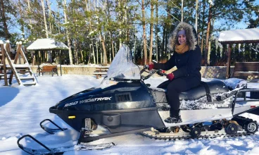 Zimą są organizowane przejażdżki skuterem śnieżnym
