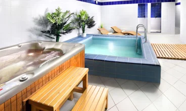 W hotelowej strefie wellness jest sauna, jacuzzi, gabinet masażu i spa