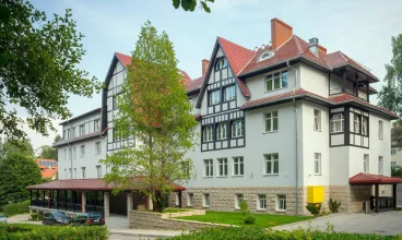Tylko 300 m dzieli obiekt od pijalni wód mineralnych w Polanicy