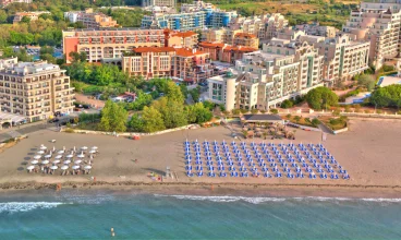Hotel ma własną część plaży z leżakami i parasolami