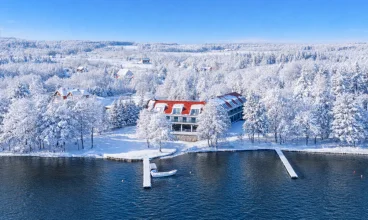 Hotel wprost nad brzegiem jeziora Święcajty, z bezpośrednim zejściem do wody