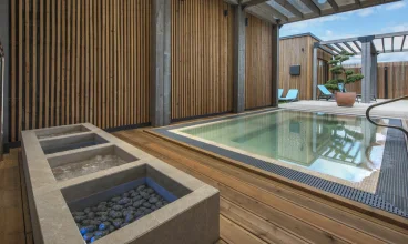 Jedną z atrakcji jest stylowe zewnętrzne jacuzzi