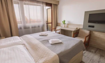 Pokoje wyposażono w dostęp do Wi-Fi i telewizor