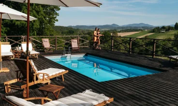 Dwór Sieraków oferuje basen zewnętrzny z panoramą Beskidów