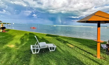 250 metrów od hotelu znajduje się plaża nad jeziorem Balaton
