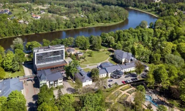 Przyjemny 4-gwiazdkowy hotel stoi w samym sercu Druskiennik, wprost nad Niemnem