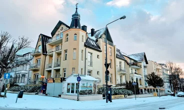 Villa Merry to hotel położony bezpośrednio przy nadmorskiej promenadzie