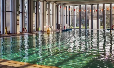 Goście mogą korzystać z basenu w sąsiednim ośrodku (300 m dalej)