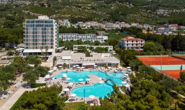 Jest malowniczo położony nad Adriatykiem obok boisk sportowych