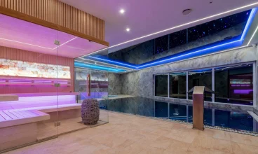 Basen ma przeciwprąd i dysze wodne do masażu karku i pleców