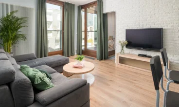 Goście do dyspozycji mają komfortowe i przestronne apartamenty