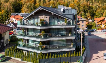 Meta Apartments mieszczą się w kameralnym apartamentowcu w Beskidach