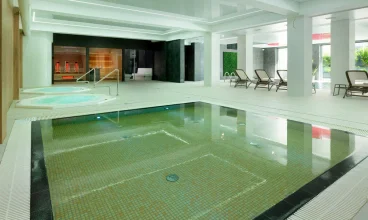 Obok jacuzzi przygotowano basen dla dzieci